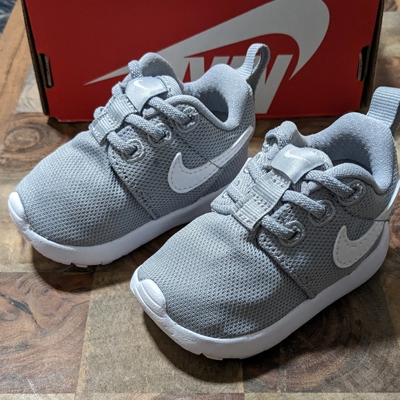 NIKE ROSHE ONE BABY SNEAKERS SIZE 2C NWT❤️ - Picture 1 of 7